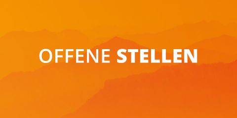 Orangefarbener Hintergrund mit Farbverlauf, Bergsilhouette und großem, fettem weißem Text in der Mitte mit der Aufschrift „OFFENE STELLEN“.