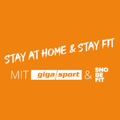 Orangefarbener Hintergrund mit weißem und orangefarbenem Text. Der obere Text lautet in Weiß „Stay at Home & Stay Fit“. Darunter sind Logos: „MIT“ in Weiß, „giga/sport“ in Orange und „SNOBEFIT“ in Weiß.