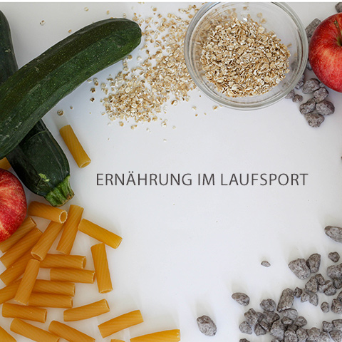 Auf weißem Untergrund sind Zucchini, Äpfel, Nudeln und Hafer rund um den deutschen Text „ERNÄHRUNG IM LAUFSPORT“ angeordnet. Außerdem sind kleine graue Steine zu erkennen.