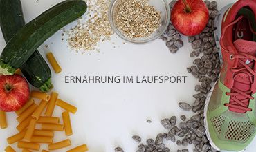 Eine Zusammenstellung von Sportnahrungsmitteln: zwei Zucchinis, zwei Äpfel, eine Glasschale mit Getreide, verstreute Samen, Nudeln und ein rot-grüner Laufschuh. Der Text in der Mitte lautet: „ERNÄHRUNG IM LAUFSPORT.