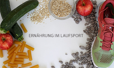 Eine Zusammenstellung von Sportnahrungsmitteln: zwei Zucchinis, zwei Äpfel, eine Glasschale mit Getreide, verstreute Samen, Nudeln und ein rot-grüner Laufschuh. Der Text in der Mitte lautet: „ERNÄHRUNG IM LAUFSPORT.