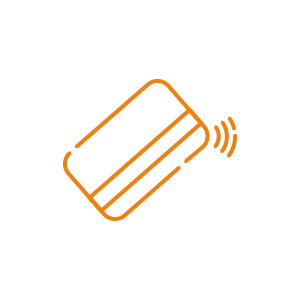 Eine minimalistische orangefarbene Strichzeichnung einer Kreditkarte mit einem kontaktlosen Symbol, das drahtloses Bezahlen bedeutet. Die Karte ist schräg gehalten und der Hintergrund ist weiß.