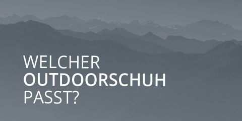 Der Text „WELCHER OUTDOORSCHUH PASST?“ erscheint vor einem Hintergrund aus nebligen Bergen.