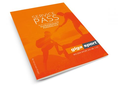 Orangefarbener Einband einer Broschüre mit dem Titel „Service Pass“ mit dem Bild von zwei Silhouetten, die sich auf einem Berg die Hände reichen. Der Text enthält in Weiß „Giga Sport“ und „WO DER SPORT DIE NR. 1 IST“.