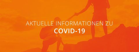 Silhouetten von zwei wandernden Menschen, von denen einer dem anderen einen Hügel hinaufhilft. Der Hintergrund ist ein orangefarbener Farbverlauf mit dem Text „AKTUELLE INFORMATIONEN ZU COVID-19“ in Weiß.