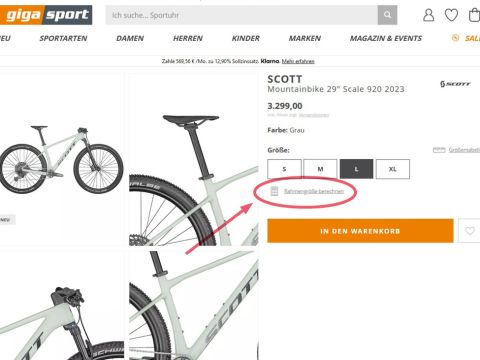 Eine Webseite, auf der das „SCOTT Mountainbike 29'' Scale 920 2023“ in Grau angezeigt wird, mit einem Preis von 3.299,00. Es gibt eine Option zur Auswahl der Größen S, M, L, XL und eine Schaltfläche zum Hinzufügen in den Warenkorb. Ein rotes Oval hebt „Rahmengröße berechnen“ hervor, mit einem darauf zeigenden Pfeil.