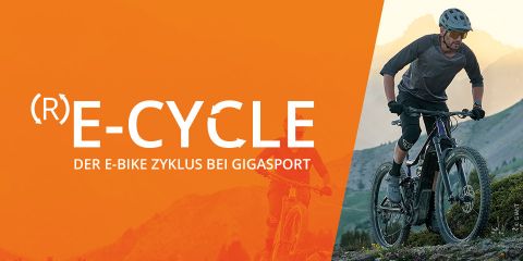 Eine Person fährt mit einem elektrischen Mountainbike auf einem Trail mit bergigem Gelände im Hintergrund. Auf der linken Seite befindet sich ein orangefarbener Abschnitt mit dem Text „(R)E-CYCLE Der E-Bike Zyklus bei Gigasport.