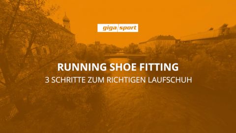 Orangefarbenes Bild mit Stadtlandschaft im Hintergrund, Bäumen und einem Fluss. In weißem Text steht „Running Shoe Fitting“ und „3 Schritte zum richtigen Laufschuh“. Das Logo „giga sport“ ist oben zentriert.