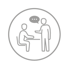 Umrissenes Symbol mit zwei Personen in einem Kreis. Eine sitzt an einem Tisch, die andere steht. Über ihnen befindet sich eine Sprechblase, die auf ein Gespräch hinweist.