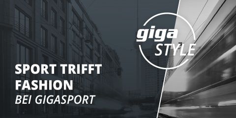 Graustufenbild mit dem Text „giga STYLE“ in einem Kreis. Darunter wird „SPORT TRIFFT FASHION BEI GIGASPORT“ angezeigt. Links ist eine Straßenszene in der Stadt zu sehen, rechts ein verschwommenes Zugbild, das eine dynamische, urbane Atmosphäre erzeugt.