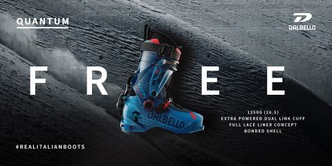 Ein Dalbello Quantum Free Skischuh ist vor einem dunklen, strukturierten Hintergrund zu sehen. Die Worte „FREE“ und Spezifikationen wie „1250 g (26,5)“, „Extra Powered Dual Link Cuff“, „Full Lace Liner Concept“ und „Bonded Shell“ werden angezeigt. #REALITALIANBOOTS.