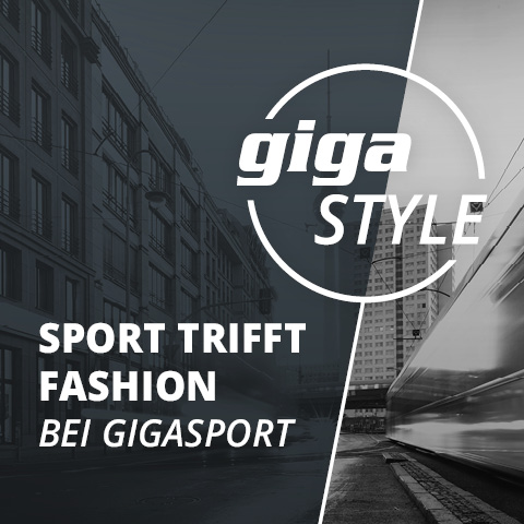 Schwarz-Weiß-Bild einer stilvollen Stadtlandschaft mit dem Text: „giga STYLE“ in einem runden Logo und „SPORT TRIFFT FASHION BEI GIGASPORT“ in Fettschrift, was auf eine Mischung aus Sport und Mode bei Gigasport hinweist.