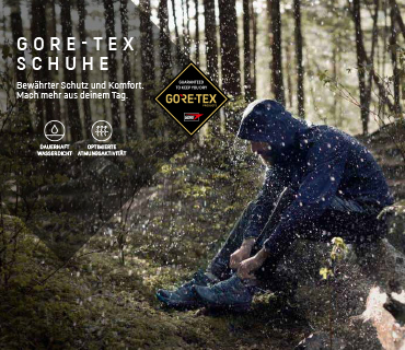 Eine Person sitzt auf einem Felsen im Wald, trägt einen dunklen Kapuzenpullover und bindet ihre Schuhe zu. Es ist ein Werbebild für GORE-TEX-Schuhe, das mit einem deutschen Text die wasserdichten und atmungsaktiven Eigenschaften hervorhebt. Sonnenlicht fällt durch die Bäume.