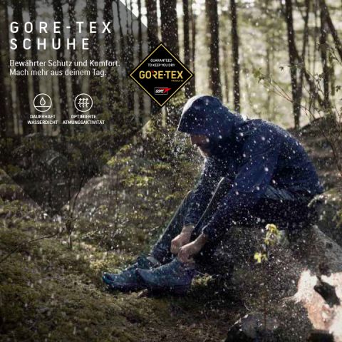 Eine Person in einer blauen Kapuzenjacke sitzt auf einem moosbedeckten Felsen im Wald und rückt ihre Schuhe zurecht. Sonnenlicht fällt durch die Bäume. Das Bild wirbt für Gore-Tex-Schuhe und betont deren Wasserfestigkeit und Atmungsaktivität. Der Text ist auf Deutsch.