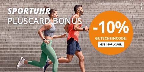 Eine Frau und ein Mann joggen in Sportkleidung und mit Smartwatches Treppen hinauf. Der Text auf dem Bild verspricht mit dem Code „GS21-10PLCUHR“ 10 % Rabatt auf eine Sportuhr plus Kartenbonus.