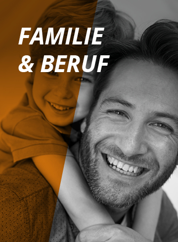 Ein Mann lächelt, während ihn ein Kind spielerisch von hinten umarmt. Das Bild ist teilweise mit einem orangefarbenen Farbton überlagert, auf dem der deutsche Text „FAMILIE & BERUF“ zu sehen ist. Die Stimmung ist fröhlich und warm.