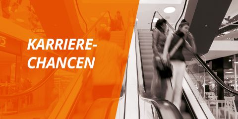 Unscharfes Bild von Menschen auf einer Rolltreppe in einem Einkaufszentrum, mit den deutschen Worten „KARRIERE-CHANCEN“ in Weiß auf einer orangefarbenen Überlagerung auf der linken Seite.