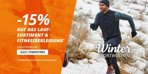 Ein Mann läuft in Wintersportkleidung durch eine verschneite Landschaft. Das Bild hat eine orangefarbene Überlagerung mit einem Rabattangebot für Lauf- und Fitnessbekleidung. Der Text enthält einen 15 % Rabattcode: GS21-15WINTER4. Unten steht „Winter-Sportwochen“.