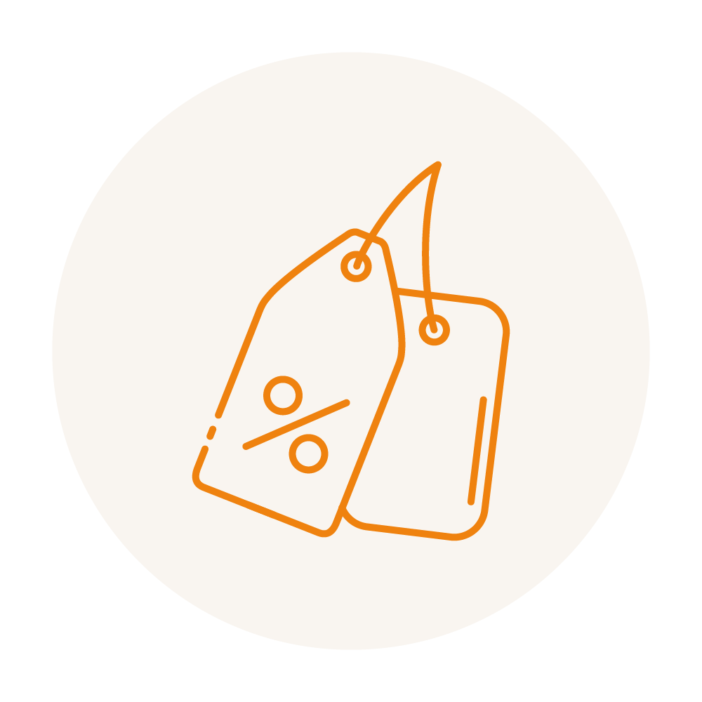 Eine orangefarbene Strichzeichnung von zwei überlappenden Preisschildern in einem hellbeigen Kreis. Ein Schild hat ein Prozentsymbol. Das Design suggeriert ein Verkaufs- oder Rabattthema.