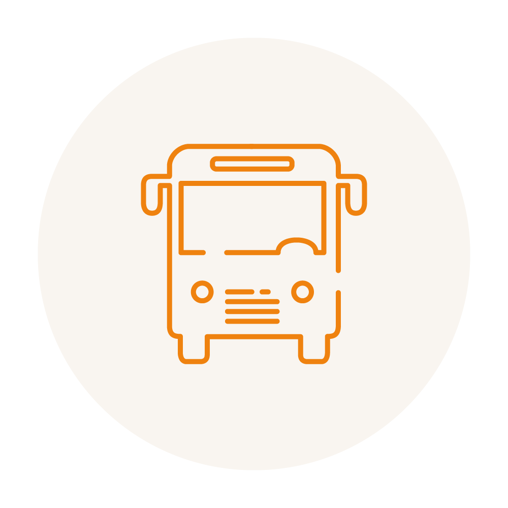 Symbol eines Busses mit orangefarbener Umrandung auf hellbeigem, kreisförmigem Hintergrund. Das Design ist einfach, mit zwei Kreisen als Scheinwerfern und einer geschwungenen Linie als vorderer Stoßfänger. Minimalistischer Stil.