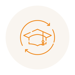 Orangefarbene Strichzeichnung einer Absolventenmütze in einem Kreis mit Pfeilen an den Enden auf hellem Hintergrund, als Symbol für kontinuierliches Lernen.