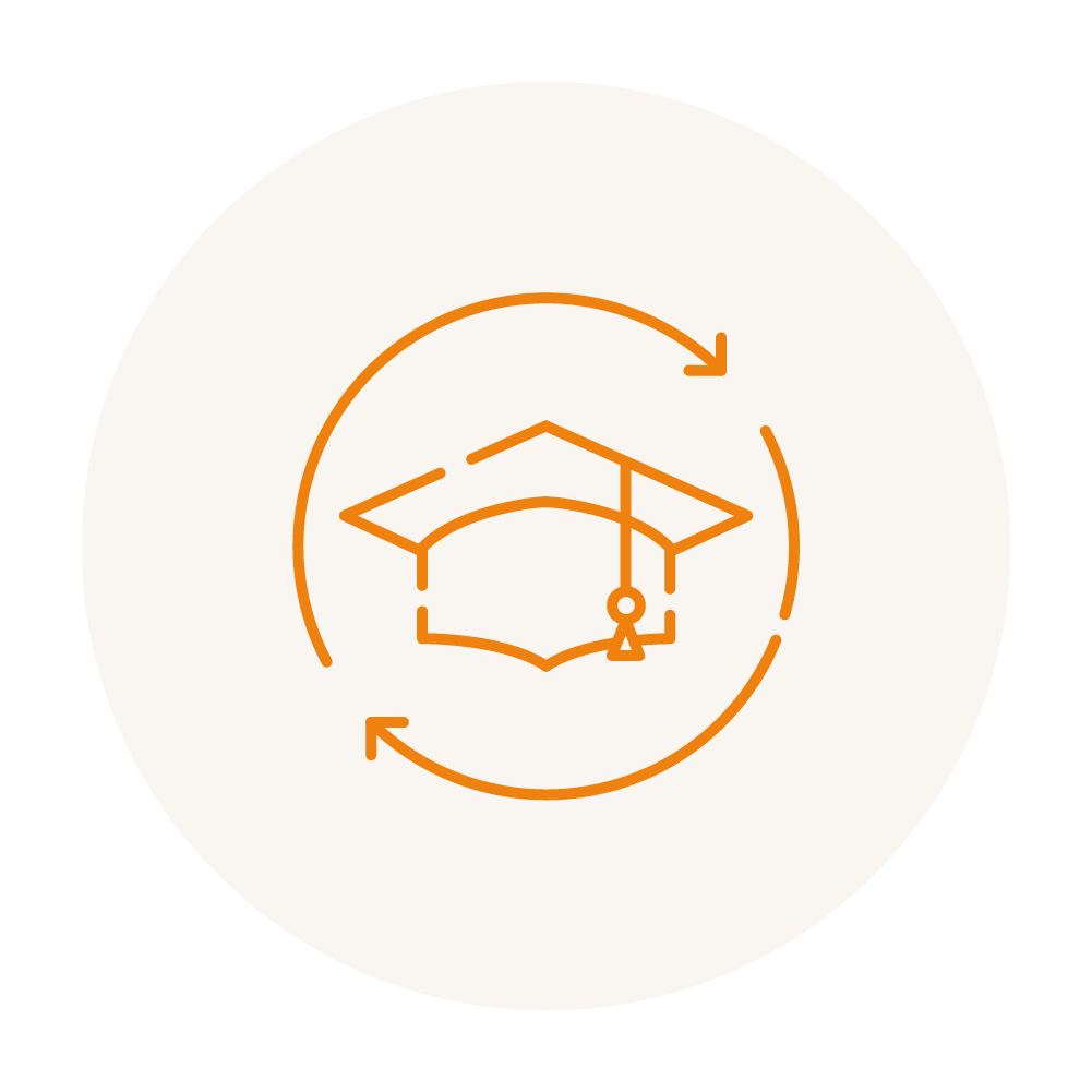 Orangefarbene Strichzeichnung einer Absolventenmütze in einem Kreis mit Pfeilen an den Enden auf hellem Hintergrund, als Symbol für kontinuierliches Lernen.