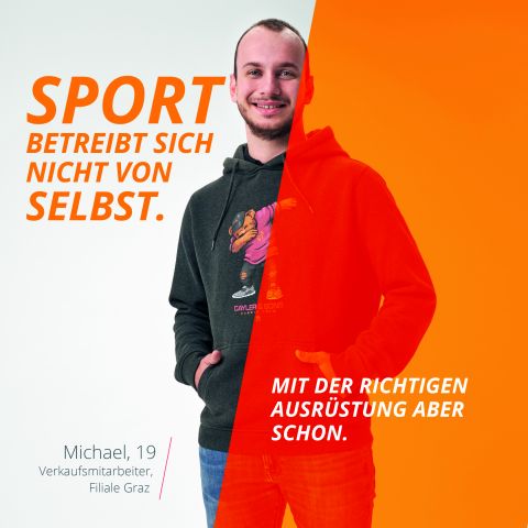Ein junger Mann steht lächelnd vor einem zweifarbigen Hintergrund. Die linke Seite ist weiß mit orangefarbenem Text, die rechte Seite ist orange mit weißem Text. Der Mann trägt einen dunklen Kapuzenpullover. Der Text unten stellt ihn als Michael, 19, Verkaufsassistent vor.