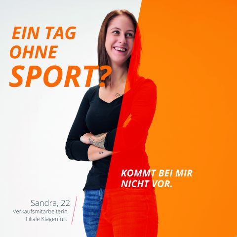 Eine junge Frau mit braunem Haar steht lächelnd mit verschränkten Armen da. Das Bild hat rechts eine orangefarbene Überlagerung mit deutschem Text, der übersetzt lautet: „Ein Tag ohne Sport? Das passiert mir nicht.“ Ihr Name, Sandra, wird ebenfalls erwähnt.