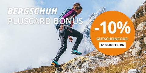 Person, die mit Rucksack und Sportkleidung einen felsigen Hügel mit Bergkulisse hinaufwandert. Der Text bietet einen Pluscard-Bonus und 10 % Rabatt mit einem bestimmten Code. Auf der rechten Seite ist ein orangefarbener Rabattkreis deutlich zu erkennen.