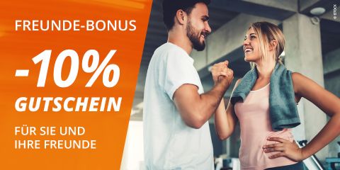 Ein Mann und eine Frau geben sich im Fitnessstudio die Hand. Die Frau hält ein Handtuch über ihre Schulter. Der Text lautet „Freunde-Bonus -10 % Gutschein für Sie und Ihre Freunde“, was übersetzt „Freunde-Bonus -10 % Gutschein für Sie und Ihre Freunde“ bedeutet.