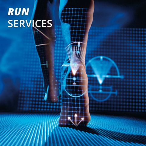 Eine digitale Illustration eines Fußes in Bewegung, überlagert mit blauen grafischen Daten und geometrischen Designs, die Technologie in Bewegung suggerieren. Der Text in der oberen linken Ecke lautet „RUN SERVICES“.