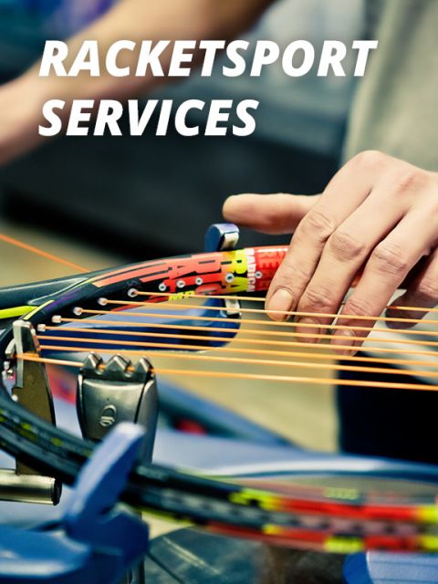 Nahaufnahme von Händen, die einen Tennisschläger an einer Maschine bespannen. Leuchtend orangefarbene Saiten werden durch den Schläger gefädelt. Oben im Bild steht der Text „RACKETSPORT SERVICES“.