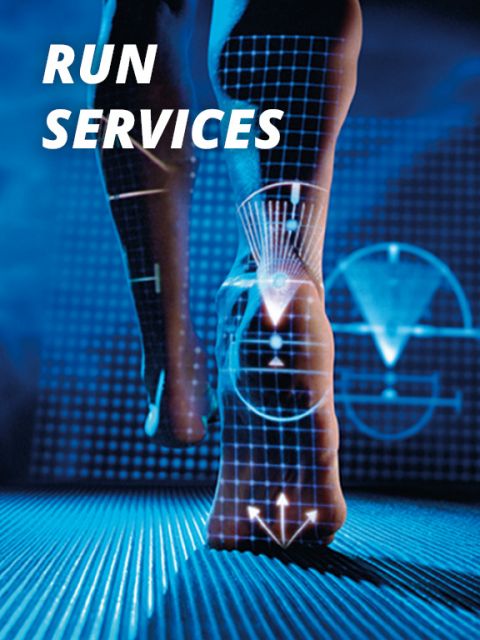 Nahaufnahme von Füßen, die auf einem Laufband laufen, mit digitaler Grafiküberlagerung. Der Hintergrund besteht aus einem blau getönten Gitter und geometrischen Formen. Die Worte „RUN SERVICES“ stehen in der oberen linken Ecke.