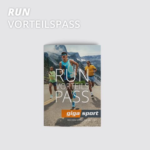 Magazincover mit drei Personen, die im Freien laufen, mit einer Berglandschaft im Hintergrund. Der Text lautet „RUN VORTEILSPASS“ und darunter „giga sport“. Das Gesamtthema ist Athletik und Sport.