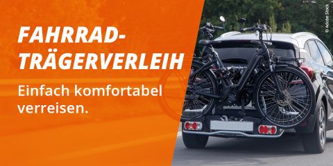 Ein silbernes Auto mit zwei Fahrrädern auf einem hinteren Fahrradträger fährt auf einer Straße. Auf orangefarbenem Hintergrund steht „FAHRRADTRÄGERVERLEIH“ und „Einfach komfortabel verreisen“ und wirbt für einen Fahrradträgerverleih.