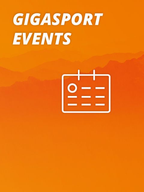 Orangefarbener Hintergrund mit weißem Text „GIGASPORT EVENTS“ oben. Darunter ist ein weißes Kalendersymbol mit einem eingekreisten Datum abgebildet. Der Hintergrund zeigt dezente Bergsilhouetten.