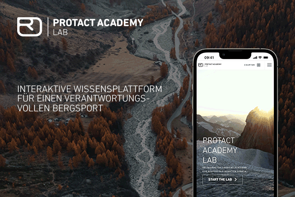 Ein Smartphone zeigt eine Website mit einer Bergszene, neben dem Text „PROTACT ACADEMY LAB“ und „Interaktive Wissensplattform für einen verantwortungsvollen Bergsport“. Im Hintergrund ist eine Luftaufnahme eines sich durch einen Wald schlängelnden Flusses zu sehen.