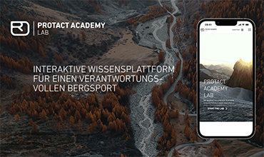 Luftaufnahme eines Flusses, der sich durch eine Berglandschaft schlängelt. Auf einem Smartphone ist eine App-Oberfläche mit dem Titel „Protact Academy Lab“ zu sehen. Der deutsche Text wirbt für eine interaktive Plattform für verantwortungsvollen Bergsport.