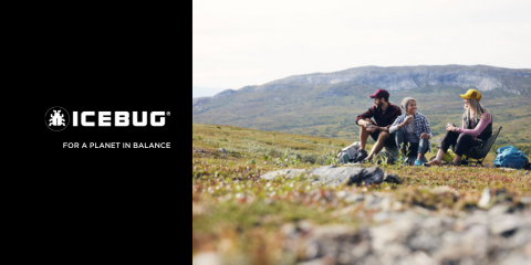 Drei Personen sitzen auf einem grasbewachsenen Hügel mit Bergen im Hintergrund und genießen die Natur unter einem klaren Himmel. Auf der linken Seite des Bildes stehen die Worte „ICEBUG For a Planet in Balance“.