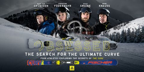 Eine Gruppe von vier Skifahrern mit Helmen und Schutzbrillen steht vor schneebedeckten Bergen und einem driftenden Auto. Die Worte „Obsessed: The Search for the Ultimate Curve“ sind eingeblendet, zusammen mit Gesichtsaufnahmen der einzelnen Athleten. Skier und Logos sind darunter zu sehen.