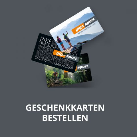 Drei Gigasport-Geschenkkarten auf grauem Hintergrund. Eine zeigt Wanderer, eine andere listet Sportarten wie Radfahren und Skifahren auf und die letzte hat das Gigasport-Logo. Der Text darunter lautet „GESCHENKKARTEN BESTELLEN.