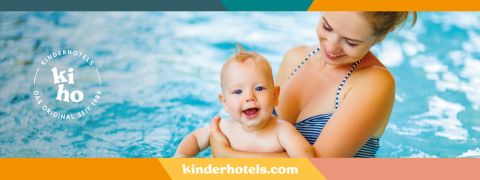 Eine lächelnde Frau im gestreiften Badeanzug hält ein glückliches Baby in einem Swimmingpool. Im Hintergrund ist eine bunte Umrandung und der Text „kinderhotels.com“ neben einem Logo mit „ki ho“ und „Das Original seit 1988“ zu sehen.