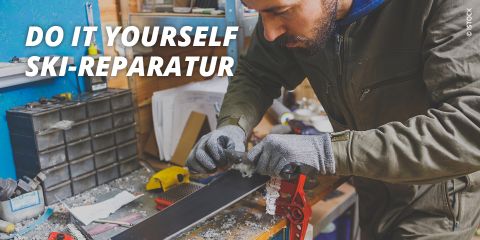 Mann repariert Skier in einer Werkstatt mit Werkzeugen auf einer Werkbank. Der Text lautet „Do It Yourself Ski-Reparatur“. Er trägt Handschuhe und ist auf die Arbeit konzentriert. Verschiedene Geräte und Materialien liegen verstreut herum.