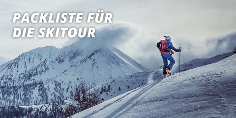 Eine Person in Winterkleidung fährt einen verschneiten Berghang hinauf, im Hintergrund ein bewölkter Himmel und entfernte Berggipfel. Der Text auf Deutsch lautet „PACKLISTE FÜR DIE SKITOUR“.
