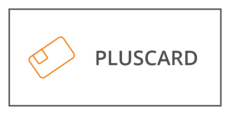 Ein rechteckiges Logo mit dem orangefarbenen Umriss einer Karte auf der linken Seite und dem Wort „PLUSCARD“ in grauer Schrift auf der rechten Seite, vor einem weißen Hintergrund.