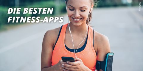 Eine Frau in einem orangefarbenen Tanktop lächelt und schaut auf ihr Smartphone. Sie trägt Kopfhörer und trägt ein Handy am Arm. Der Text „DIE BESTEN FITNESS-APPS“ ist über das Bild gelegt.