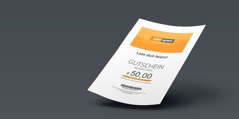 Ein gekippter Gutschein im Wert von 50,00 € von Giga Sport mit dem Text „Lass dich feiern! GUTSCHEIN IM WERT VON 50,00 €.“ Der Gutschein ist auf einem dunkelgrauen Hintergrund.