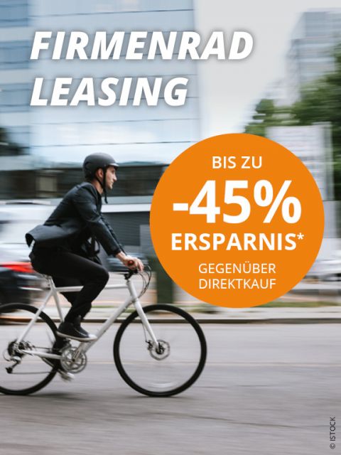 Mann im Anzug fährt Fahrrad in einer städtischen Umgebung. Großer orangefarbener Kreis mit dem Text: „Bis zu -45% Ersparnis* gegenüber Direktkauf“ und darüber „Firmenrad Leasing“. Gebäude im Hintergrund sind unscharf und suggerieren Bewegung.