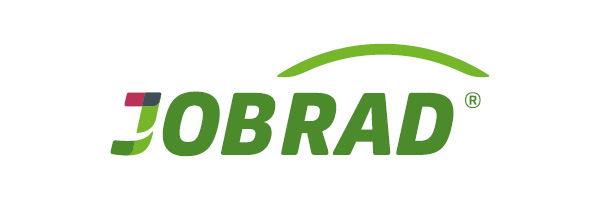 Das Bild zeigt das JobRad-Logo. Das Logo zeigt das Wort „JOBRAD“ in fetten grünen Buchstaben, wobei der Buchstabe „J“ teilweise in Rot und Grau gehalten ist. Über dem Wort befindet sich ein grüner Bogen, der an ein Fahrradrad erinnert.