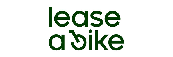 Das Bild zeigt das Logo für „Lease a Bike“ in dunkelgrüner Schrift. Der Buchstabe „b“ in „bike“ ist kreativ gestaltet und erinnert an ein Fahrrad.